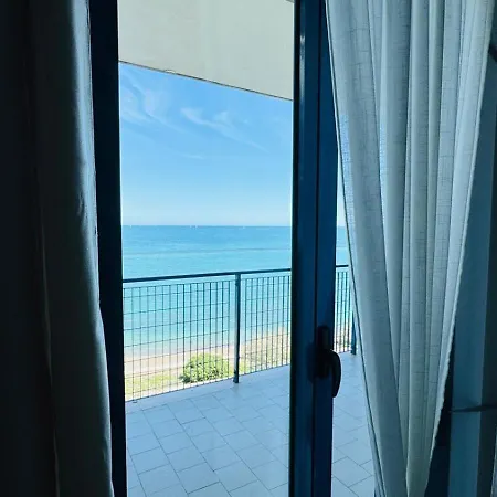 Gin House Seaview Апартаменти